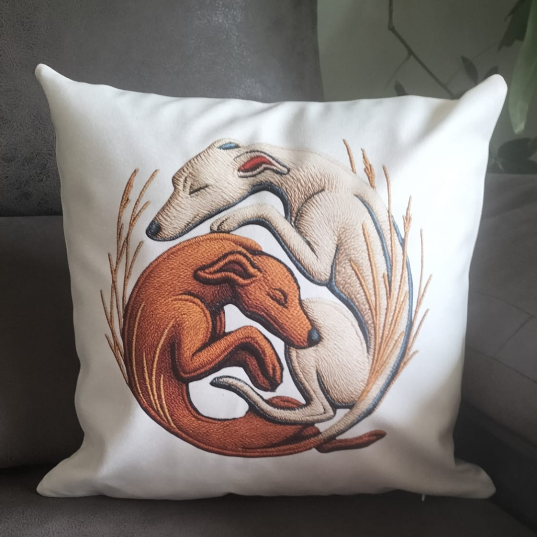 Cojín simil piel con diseño simbólico – Amor y vínculo