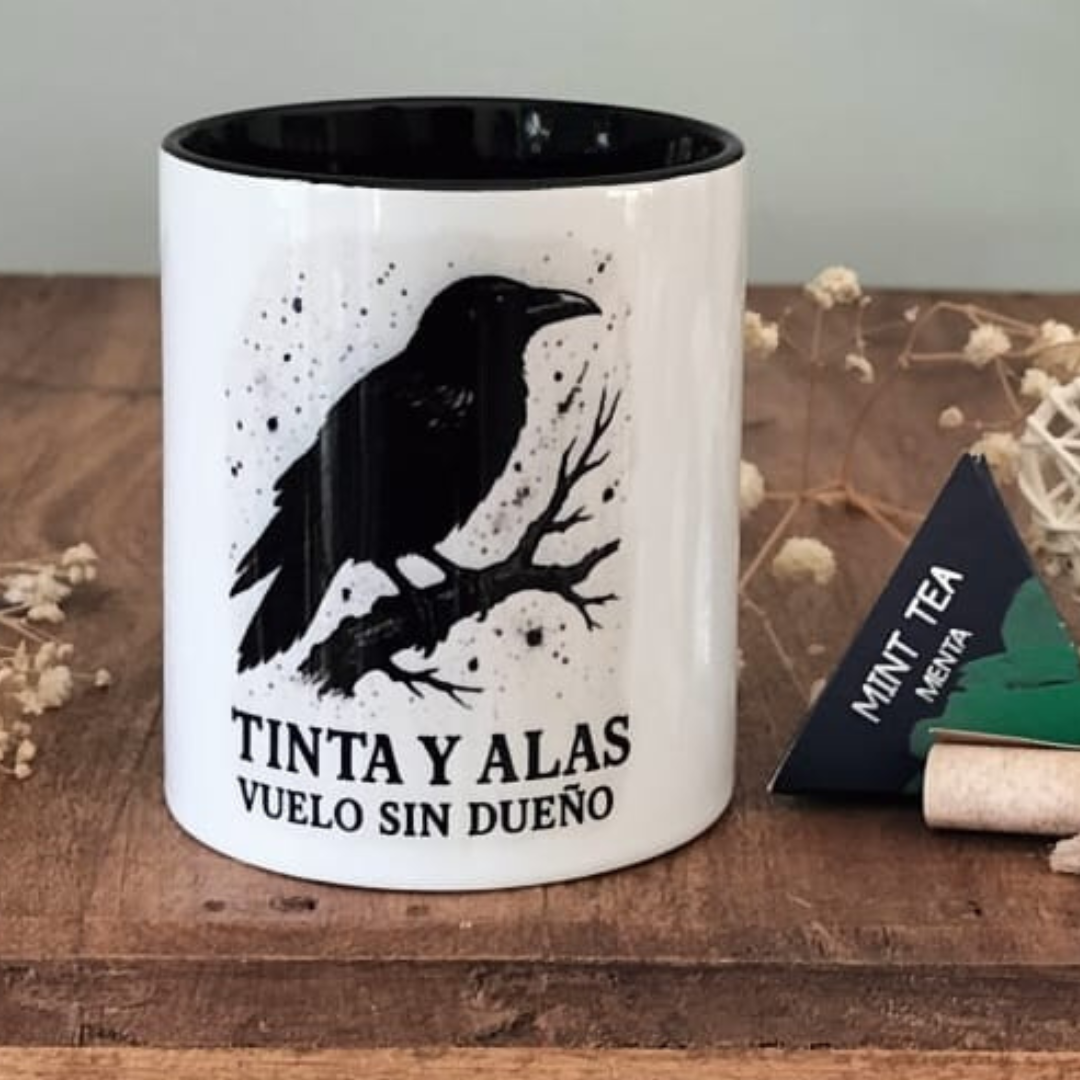 Tinta y Alas – Taza ilustrada · Vuelo sin dueño