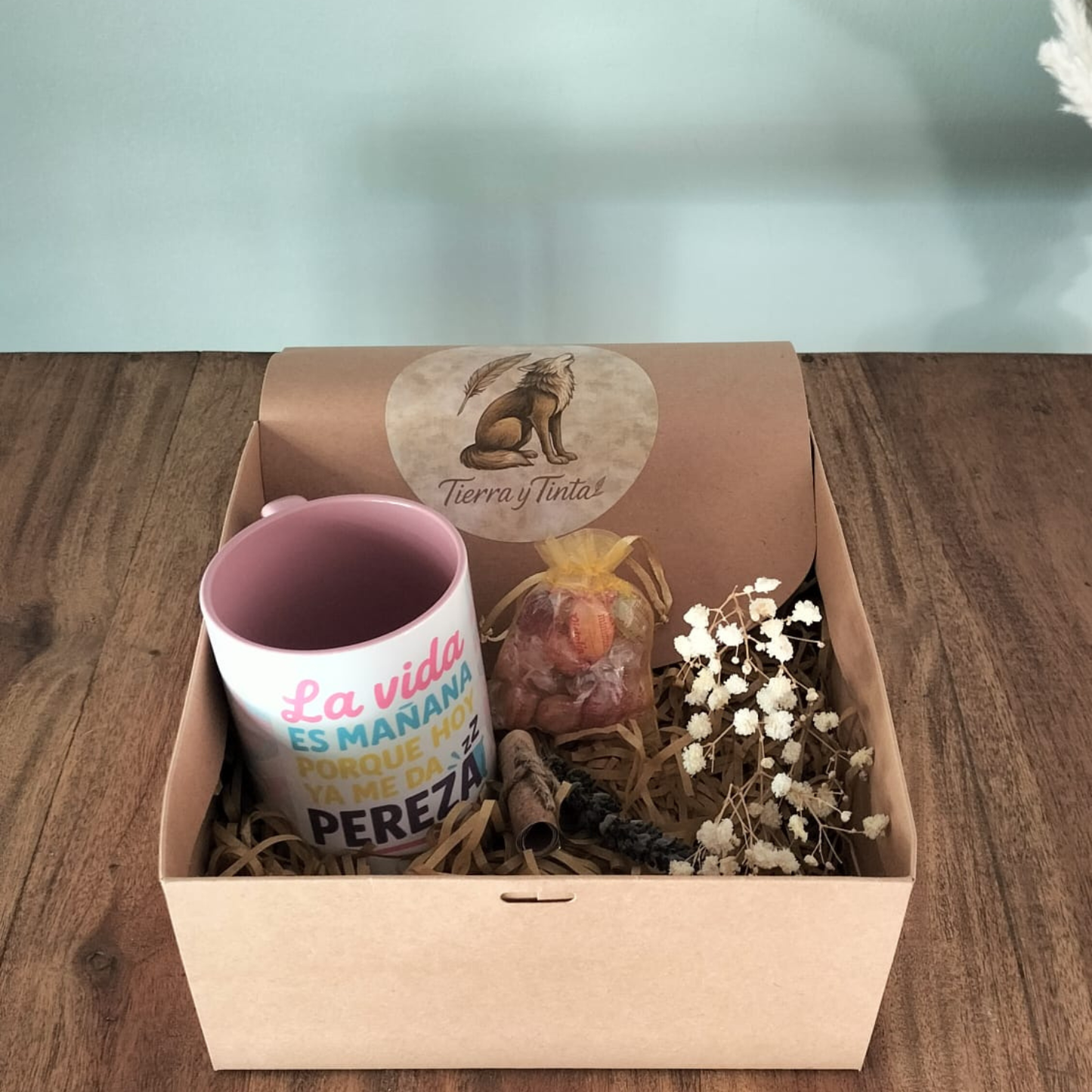 Caja regalo con taza “La vida es mañana porque hoy me da pereza” Humor adolescente real 😴