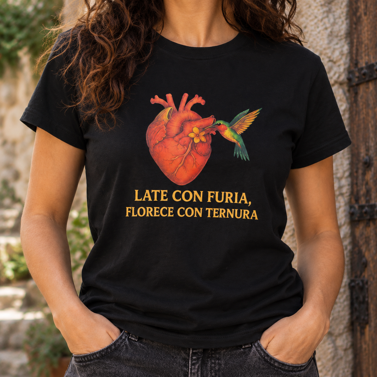 Camiseta Mujer “Late con Furia, Florece con Ternura”