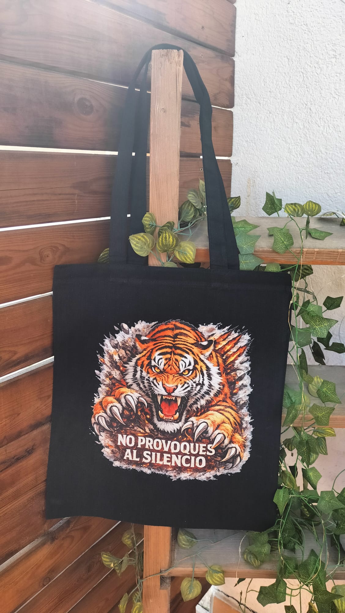 Tote Bag Negra “No Provoques al Silencio” – Tigre