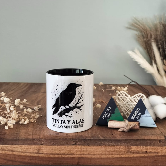 Tinta y Alas – Taza ilustrada · Vuelo sin dueño