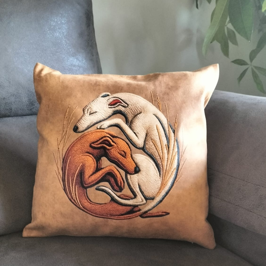 Cojín simil piel con diseño simbólico – Amor y vínculo