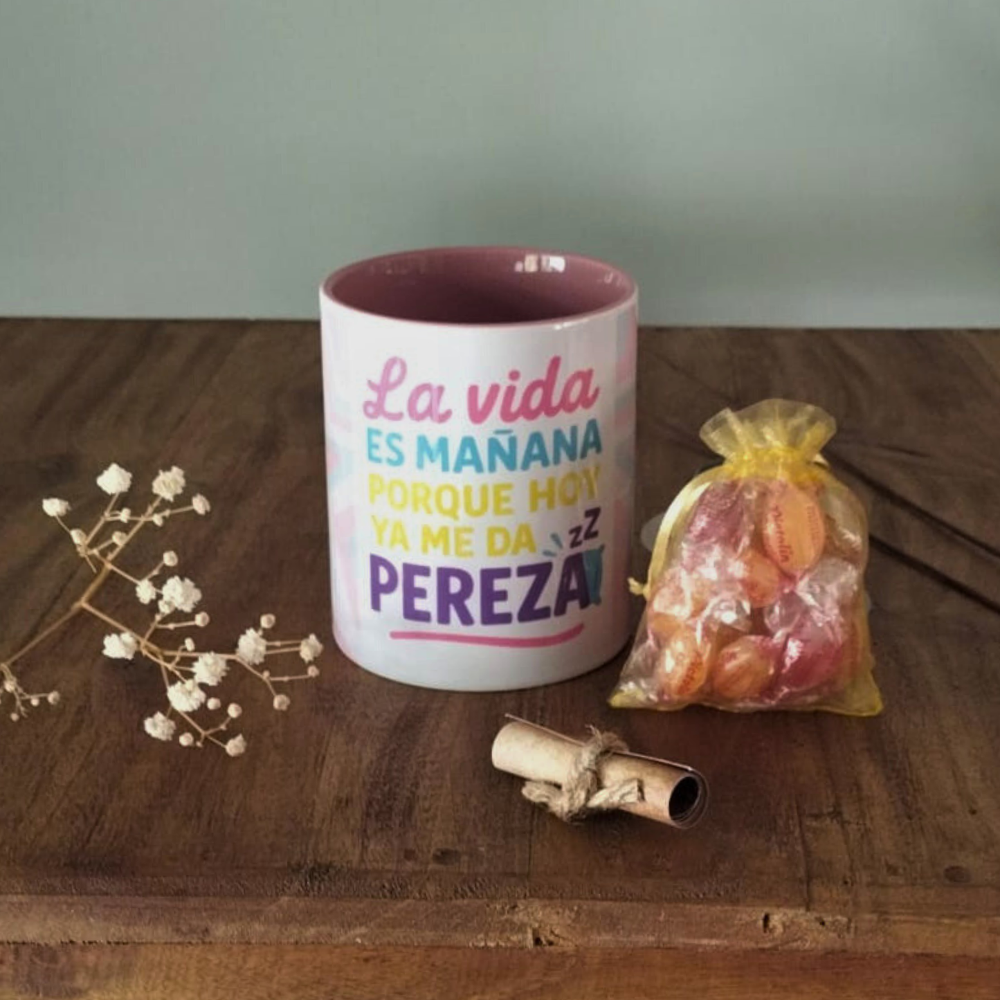 Caja regalo con taza “La vida es mañana porque hoy me da pereza”  Humor adolescente real 😴