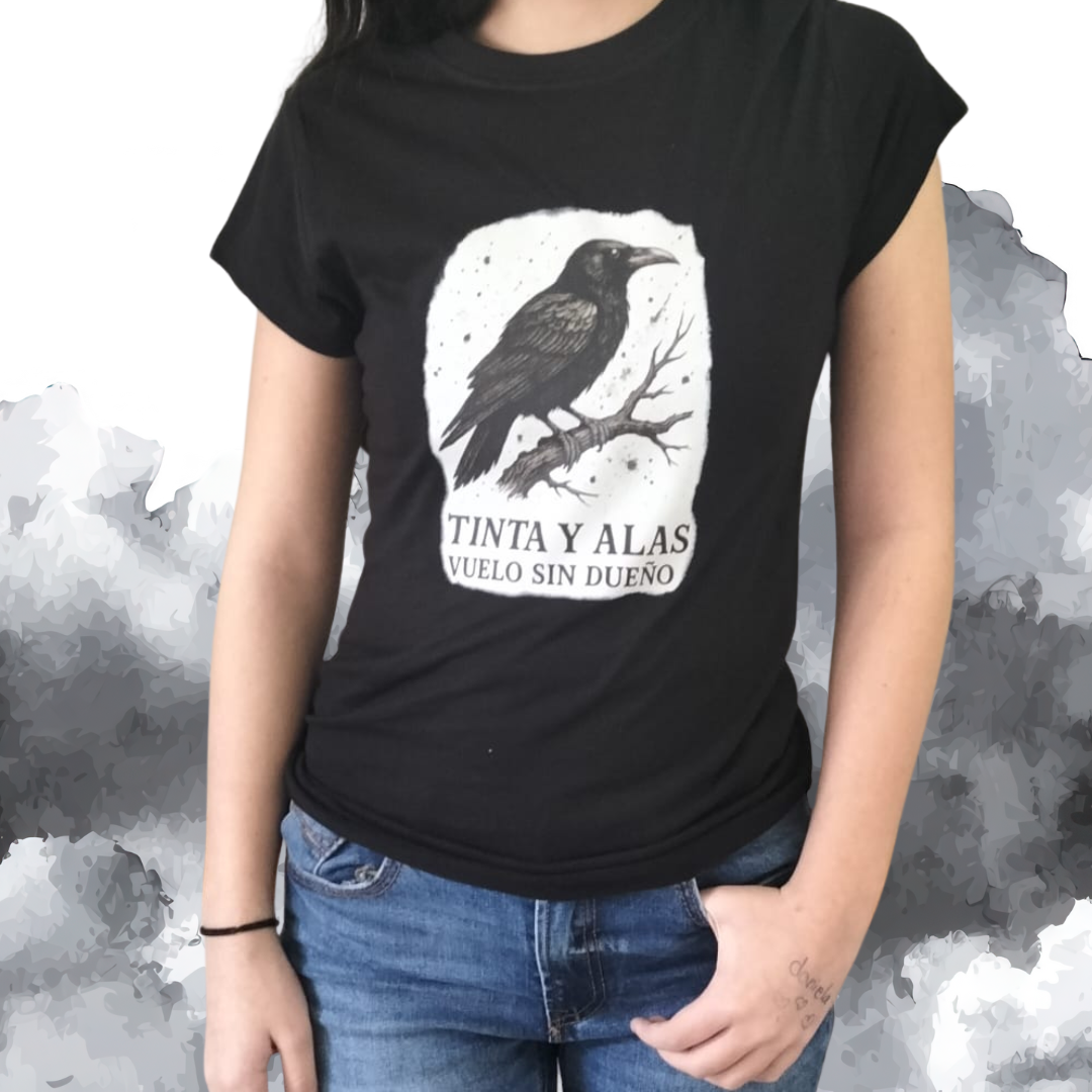 Camiseta negra para mujer  “Tinta y alas, vuelo sin dueño” – Espíritu libre