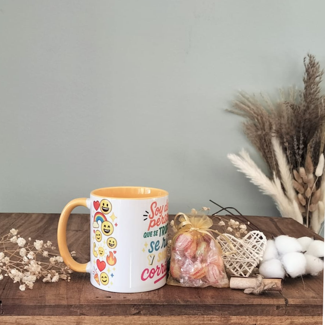 Soy de esas personas · Pack regalo con taza ilustrada y caramelos