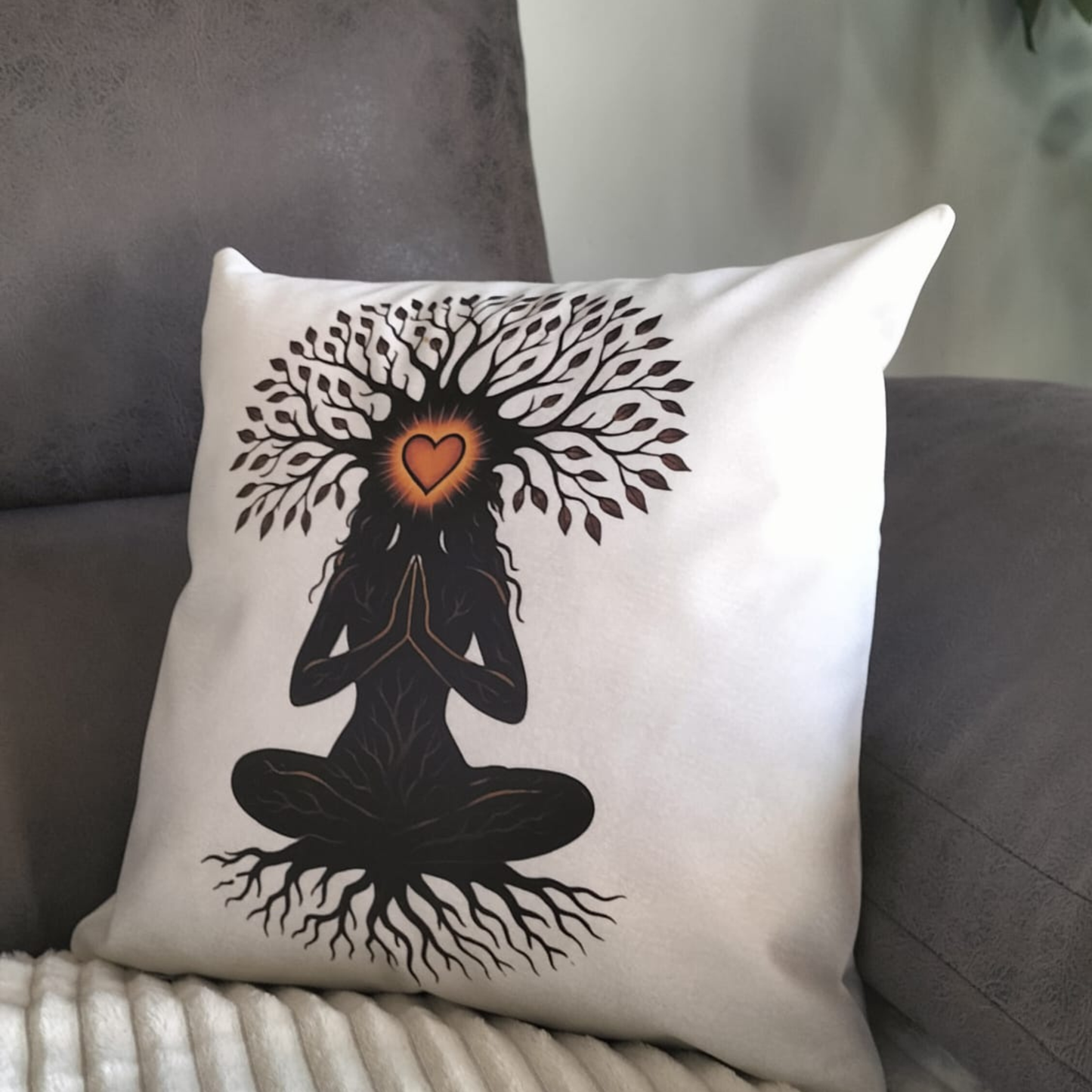 Cojín “Enraíza Tu Calma” – Hogar para el Alma