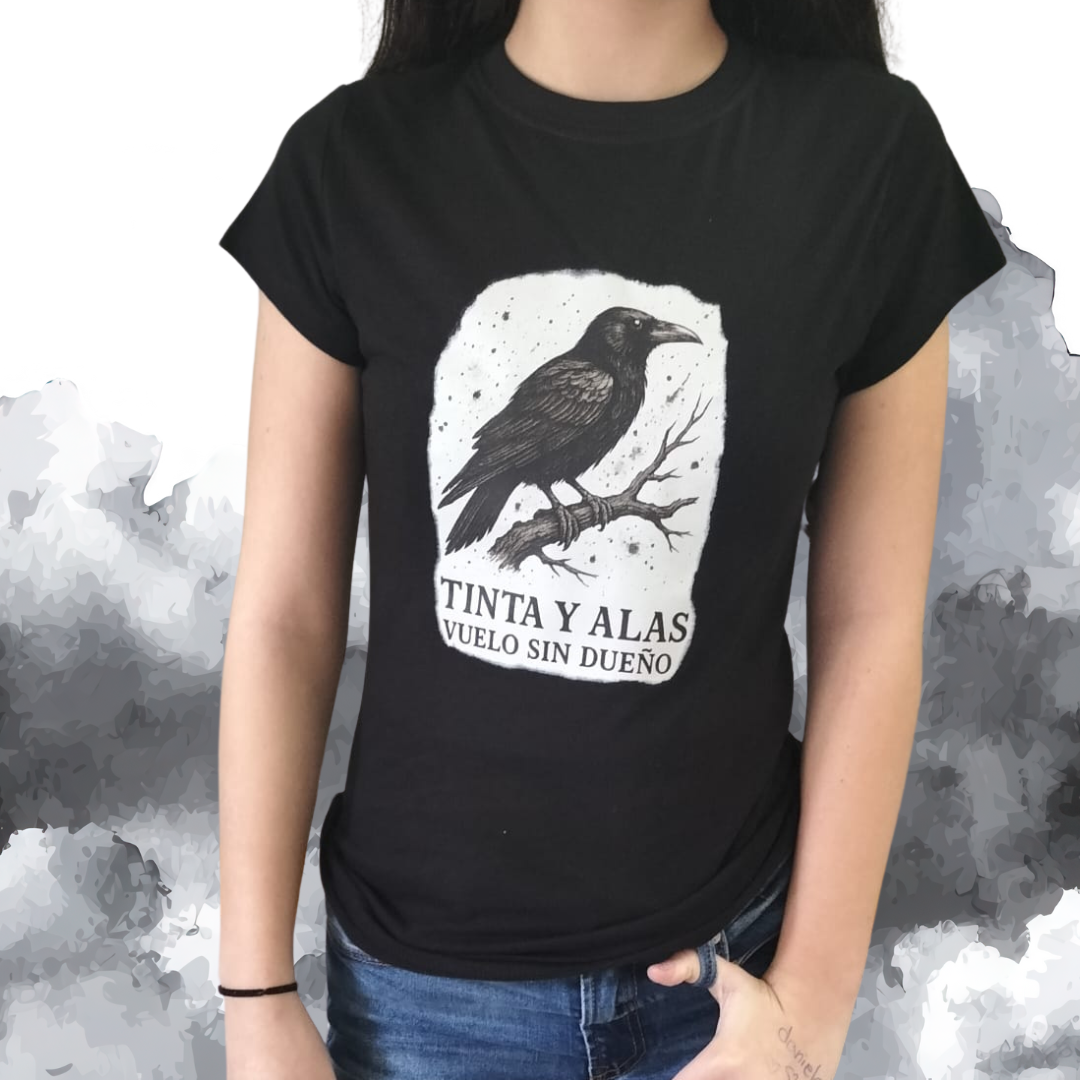 Camiseta negra para mujer  “Tinta y alas, vuelo sin dueño” – Espíritu libre
