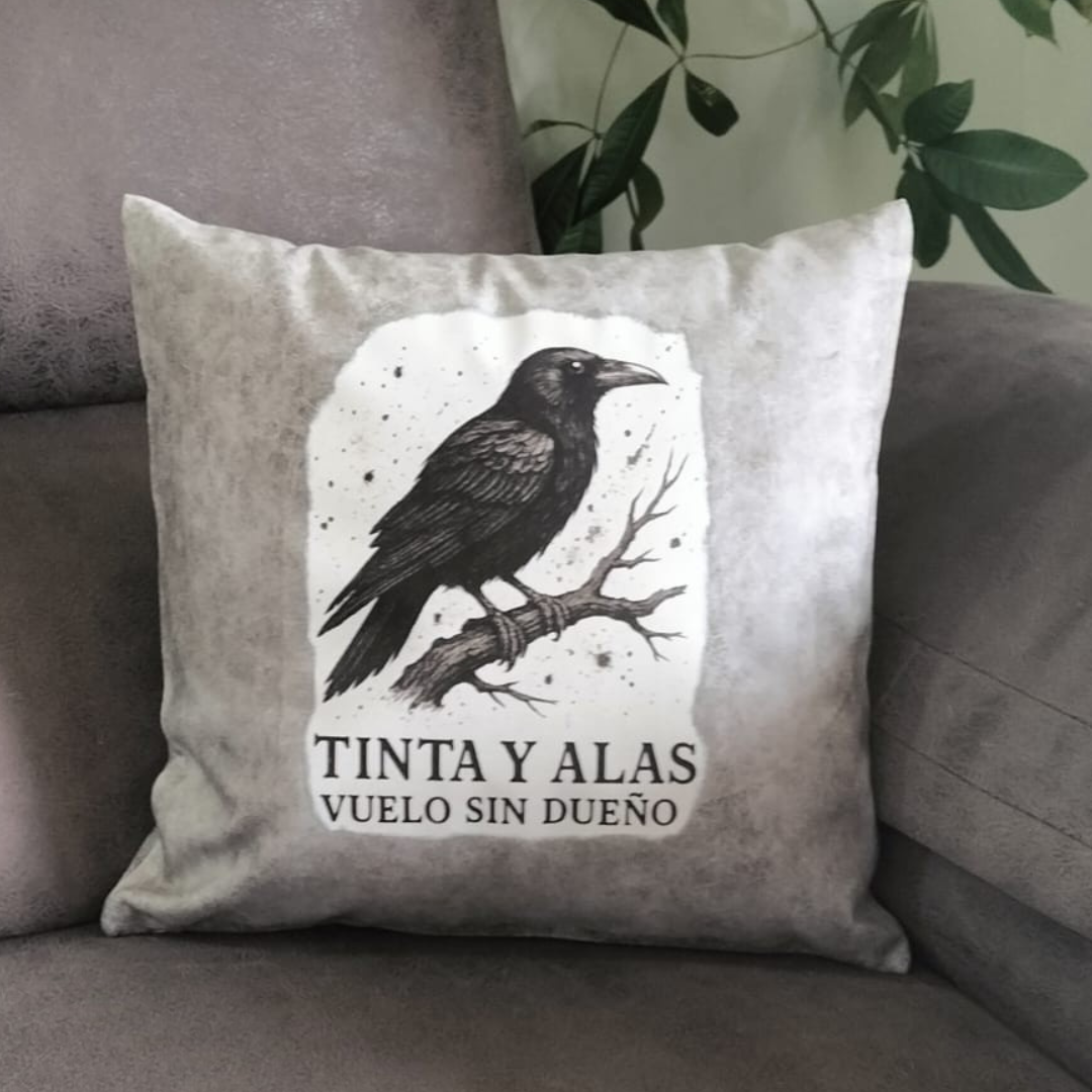 Cojín decorativo símil piel “Tinta y Alas, vuelo sin dueño”  Espíritu libre