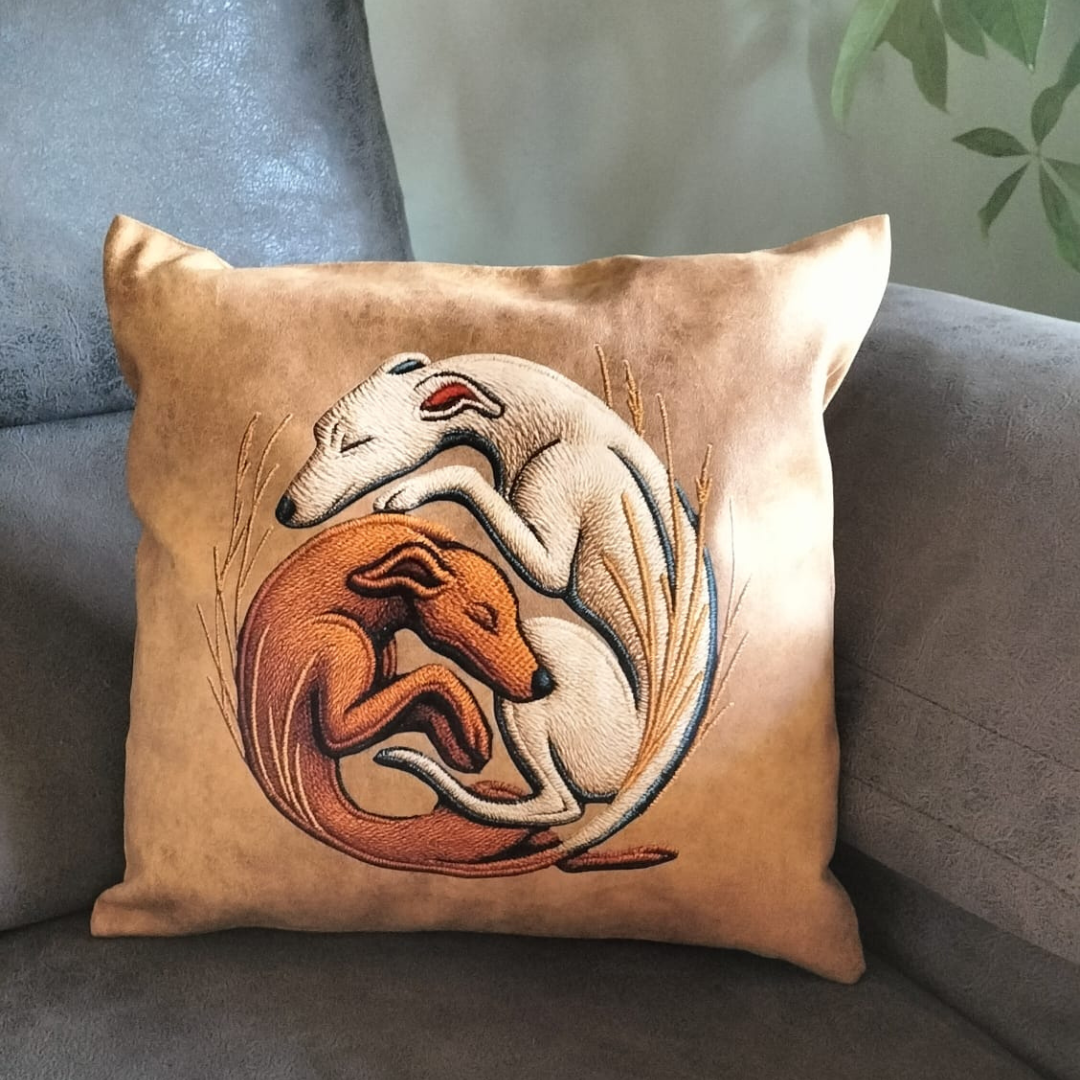Cojín simil piel con diseño simbólico – Amor y vínculo