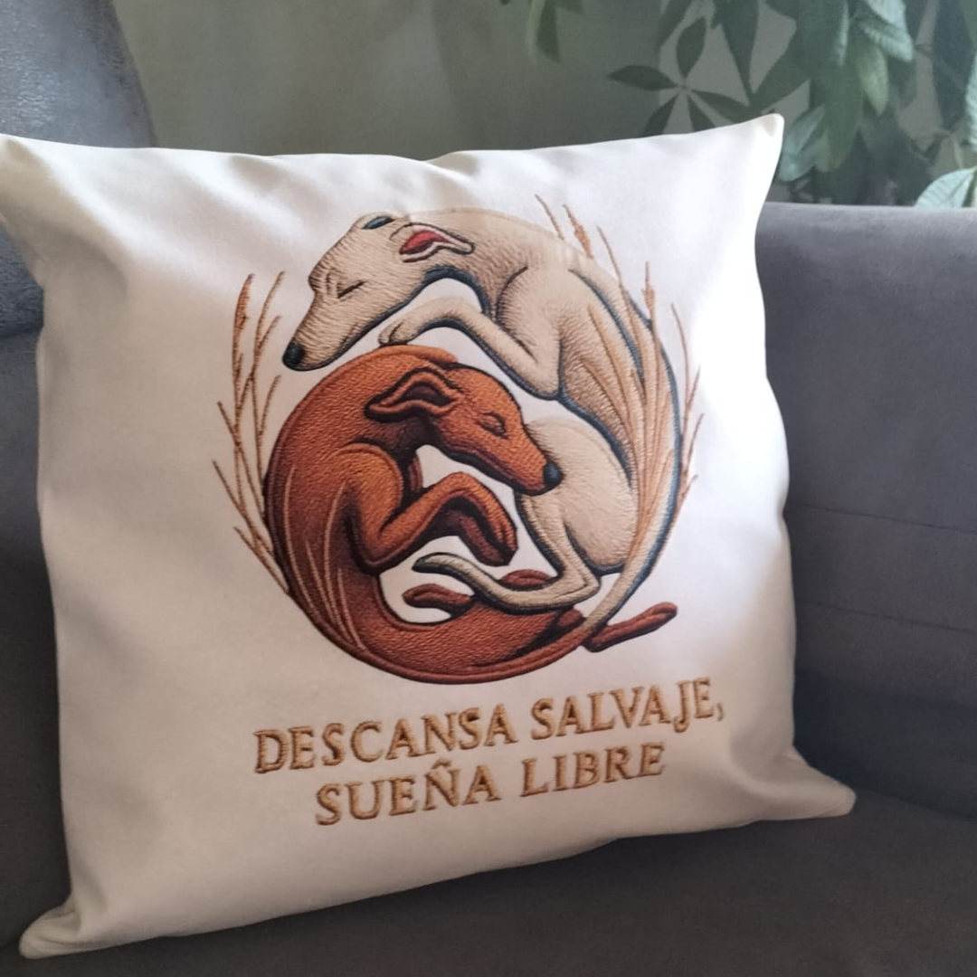 Cojín decorativo simil piel “Descansa salvaje, sueña libre”  Amor y refugio