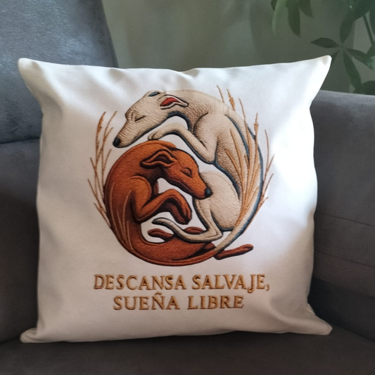 Cojín decorativo simil piel “Descansa salvaje, sueña libre”  Amor y refugio