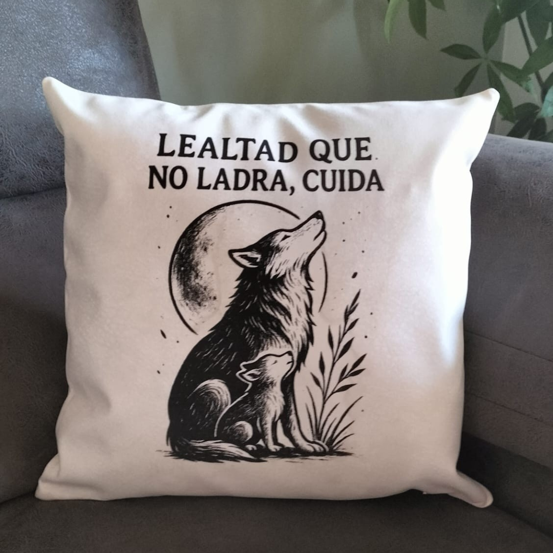 Cojín simil piel “Lealtad que no ladra, cuida”  Decoración con alma y carácter