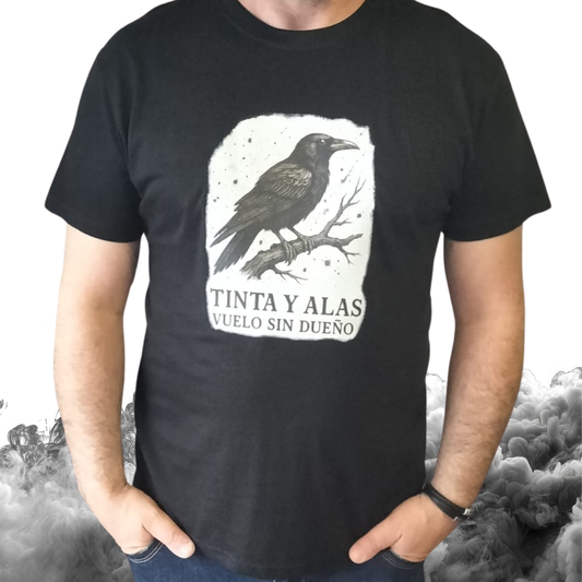 Camiseta unisex negra “Tinta y Alas, vuelo sin dueño” – Corte recto y espíritu libre