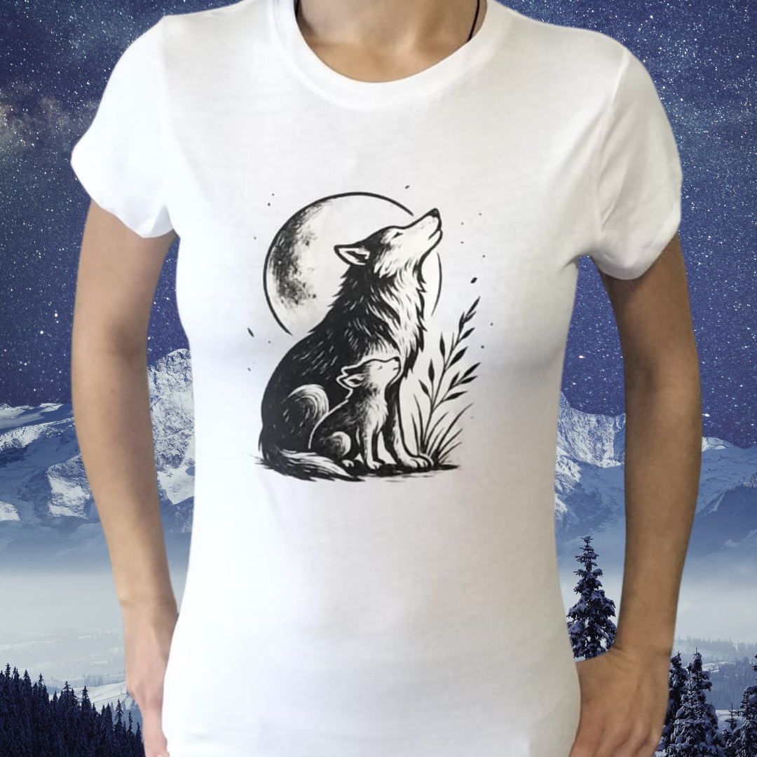 Camiseta mujer blanca con diseño de loba y cachorro – Protección y vínculo